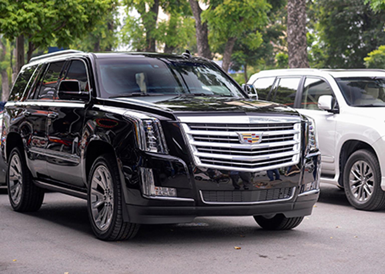 Hoa hậu Jolie Nguyễn ngồi xế hộp 10 tỷ đi chấm thi-4