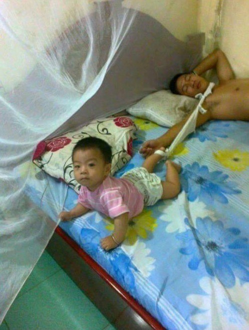 Kết quả thử thách nhờ chồng trông con 5 phút, ca nào cũng hài chảy nước mắt nhưng spotlight không ai qua được bỉm băng keo điện-10