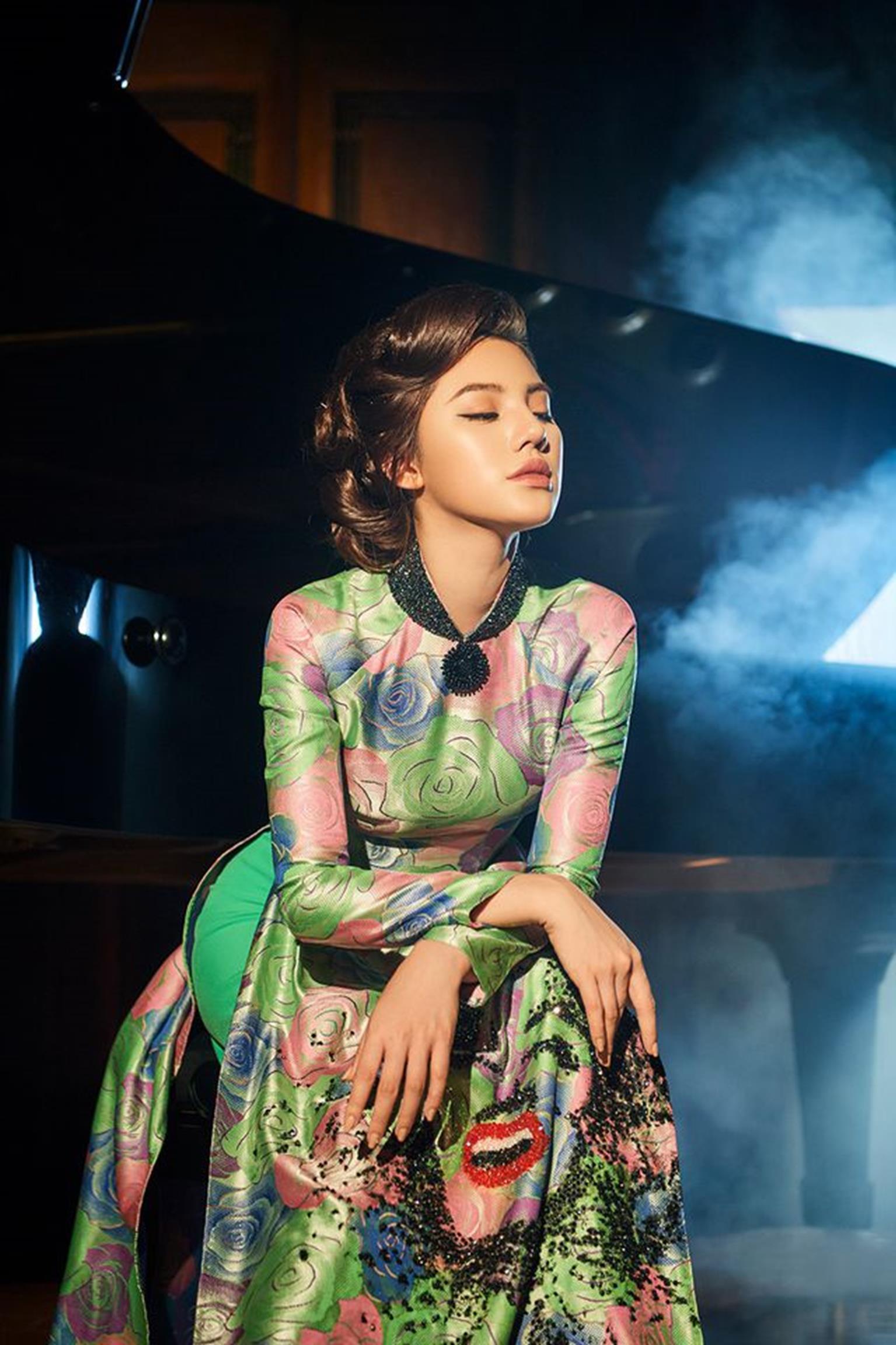 Hoa hậu Jolie Nguyễn ngồi xế hộp 10 tỷ đi chấm thi-10