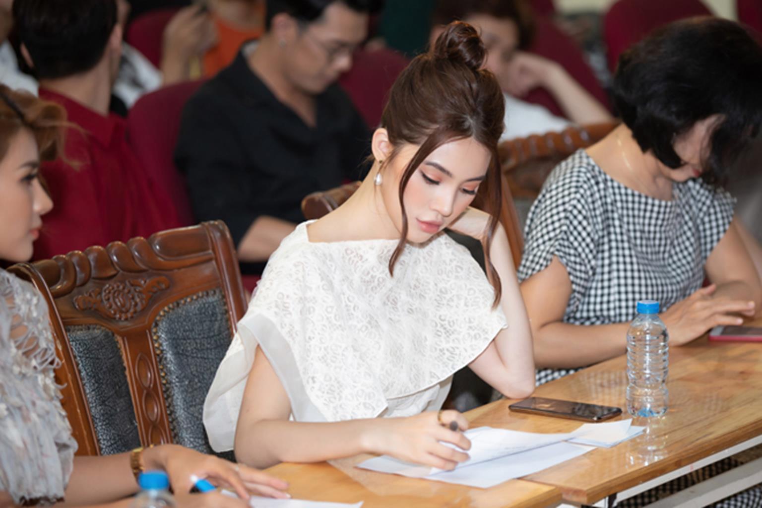 Hoa hậu Jolie Nguyễn ngồi xế hộp 10 tỷ đi chấm thi-8