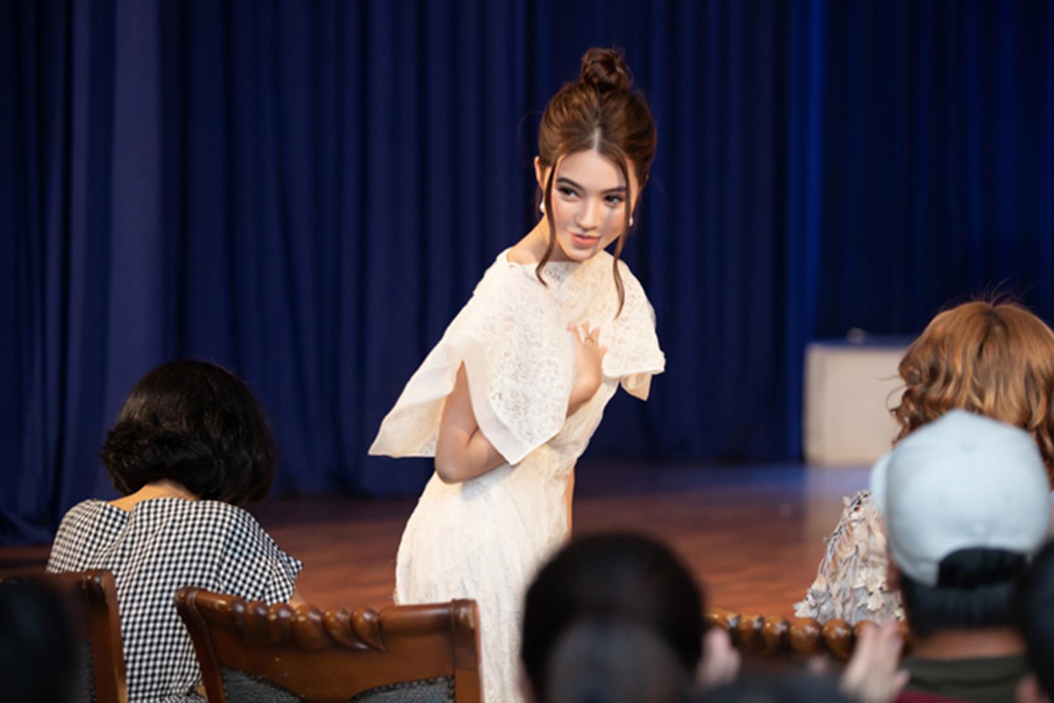 Hoa hậu Jolie Nguyễn ngồi xế hộp 10 tỷ đi chấm thi-9