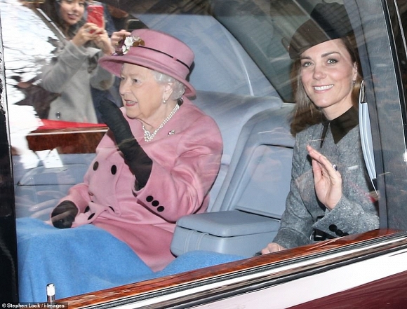 Lần đầu dự sự kiện riêng cùng Nữ hoàng, Kate Middleton thể hiện đẳng cấp thời trang và cách ứng xử của 1 Hoàng hậu tương lai-1