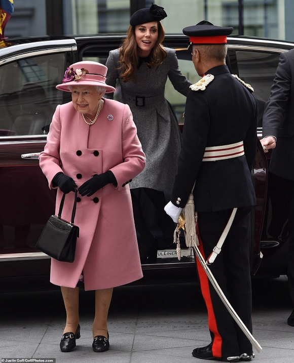 Lần đầu dự sự kiện riêng cùng Nữ hoàng, Kate Middleton thể hiện đẳng cấp thời trang và cách ứng xử của 1 Hoàng hậu tương lai-2