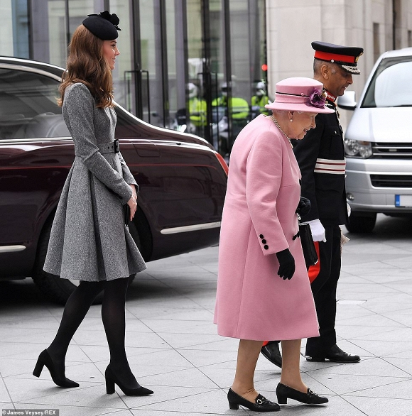 Lần đầu dự sự kiện riêng cùng Nữ hoàng, Kate Middleton thể hiện đẳng cấp thời trang và cách ứng xử của 1 Hoàng hậu tương lai-3