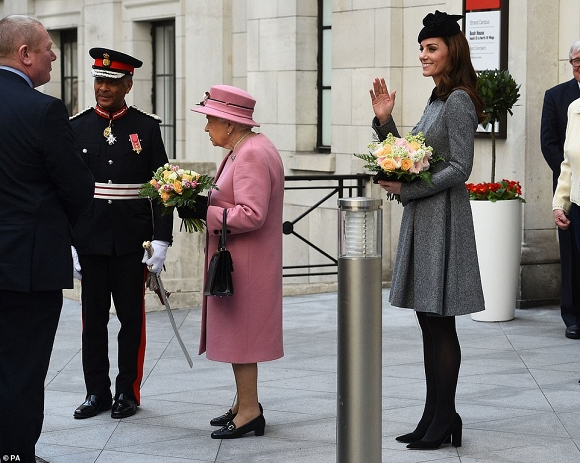 Lần đầu dự sự kiện riêng cùng Nữ hoàng, Kate Middleton thể hiện đẳng cấp thời trang và cách ứng xử của 1 Hoàng hậu tương lai-4