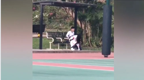 Kinh hoàng giới trẻ Việt: Giữa thanh thiên bạch nhật, cặp nam nữ rủ nhau ra sân bóng đông người thản nhiên hành sự-1