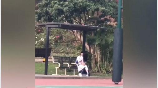 Kinh hoàng giới trẻ Việt: Giữa thanh thiên bạch nhật, cặp nam nữ rủ nhau ra sân bóng đông người thản nhiên hành sự-2