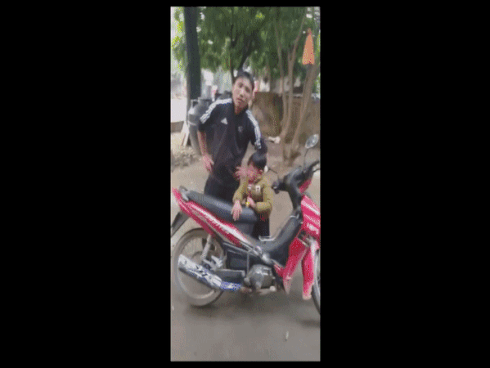 Cãi nhau với vợ cũ, chồng lôi con trai 5 tuổi ra tát đôm đốp