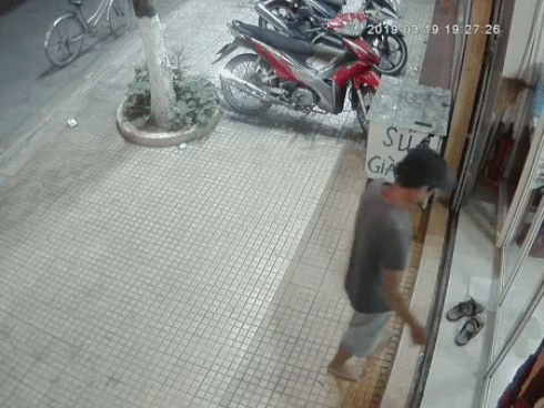 Clip: Người đàn ông đi chân đất thản nhiên xỏ trộm dép trước cửa nhà dân