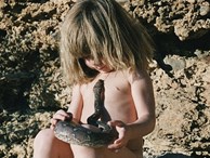'Cô bé rừng xanh' từng gây choáng váng thế giới khi dành trọn tuổi thơ nơi hoang dã sau hơn 10 năm giờ đã khác xưa với những biến đổi không ngờ