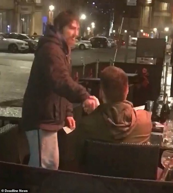 Người vô gia cư đến xin tiền, thanh niên đưa thẻ ngân hàng, mã pin và điều bất ngờ sau đó-2