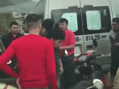 Thanh niên người Mông gọi bạn vây đánh tài xế đòi bồi thường sau va chạm giao thông ở Sa Pa?-1