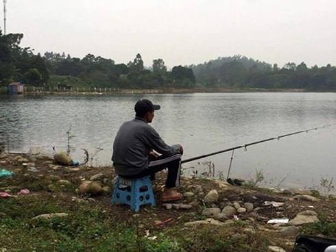 Lương thấp, thầy giáo phải đi câu cá… cải thiện bữa ăn!