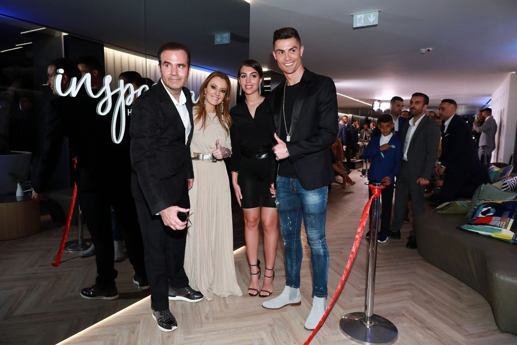 Ronaldo trở lại Madrid ra mắt thương vụ mới: Tin vui cho những… gã đầu hói!-6