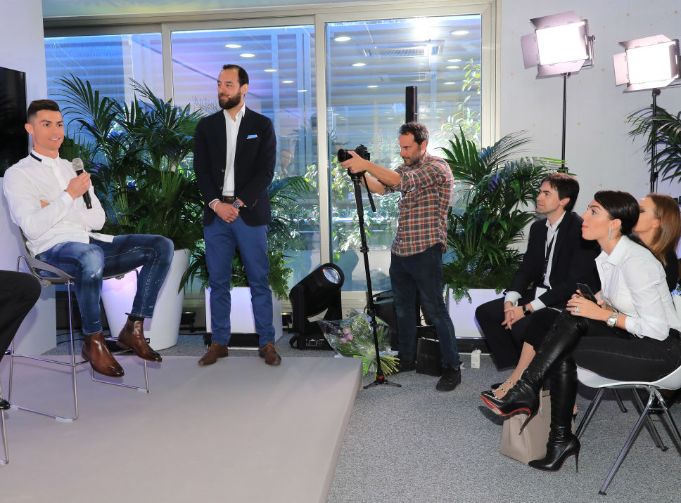 Ronaldo trở lại Madrid ra mắt thương vụ mới: Tin vui cho những… gã đầu hói!-4