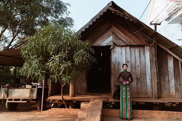 Diện áo dài thổ cẩm đậm hồn quê, HHen Niê khoe nét sang trọng đài các dưới hoàng hôn-2