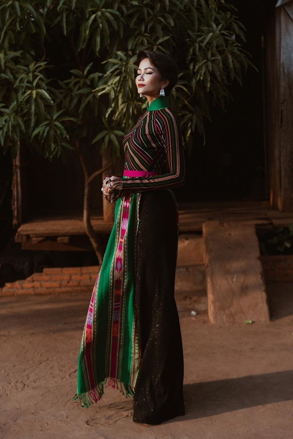 Diện áo dài thổ cẩm đậm hồn quê, HHen Niê khoe nét sang trọng đài các dưới hoàng hôn-4