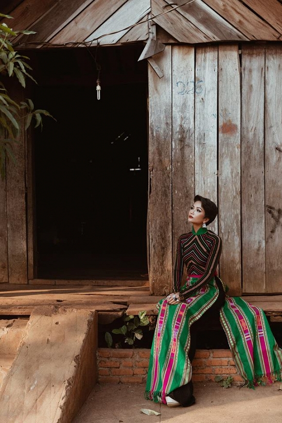 Diện áo dài thổ cẩm đậm hồn quê, HHen Niê khoe nét sang trọng đài các dưới hoàng hôn-5