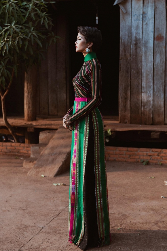 Diện áo dài thổ cẩm đậm hồn quê, HHen Niê khoe nét sang trọng đài các dưới hoàng hôn-7