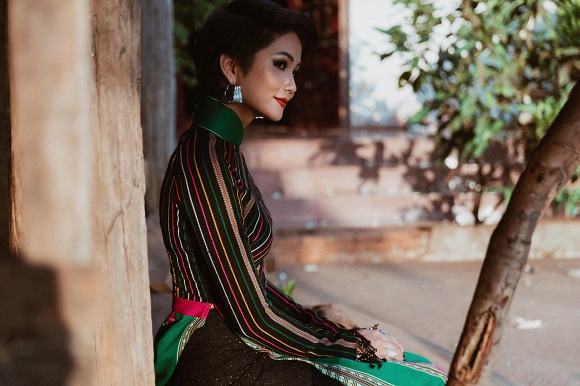 Diện áo dài thổ cẩm đậm hồn quê, HHen Niê khoe nét sang trọng đài các dưới hoàng hôn-9