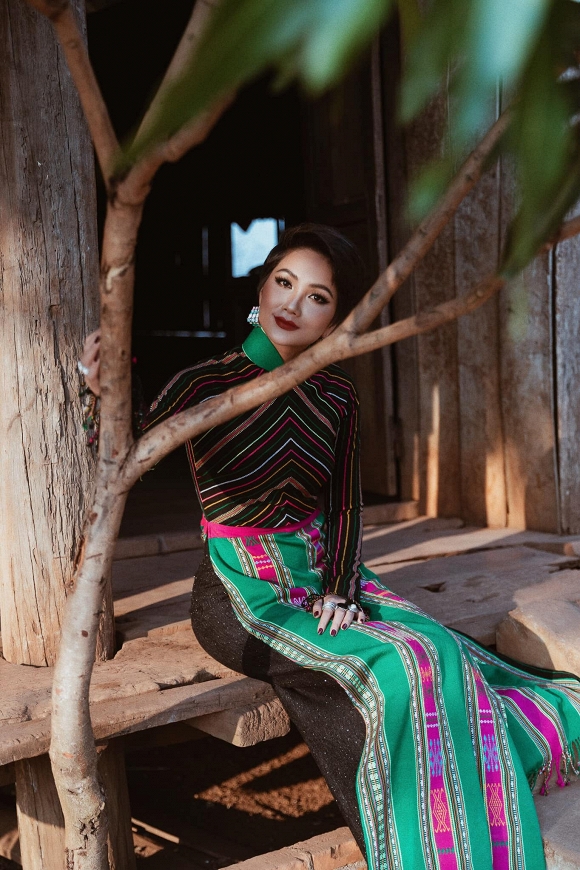 Diện áo dài thổ cẩm đậm hồn quê, HHen Niê khoe nét sang trọng đài các dưới hoàng hôn-12