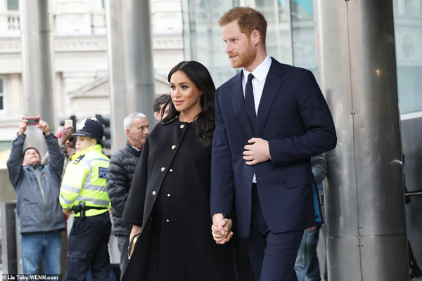 Meghan tiếp tục bị ném đá dữ dội khi có những hành động thiếu tế nhị và làm màu quá đà trong sự kiện tưởng niệm trang trọng-2