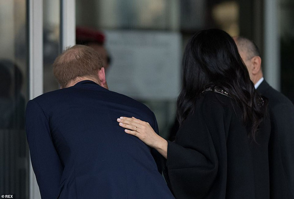 Meghan tiếp tục bị ném đá dữ dội khi có những hành động thiếu tế nhị và làm màu quá đà trong sự kiện tưởng niệm trang trọng-4