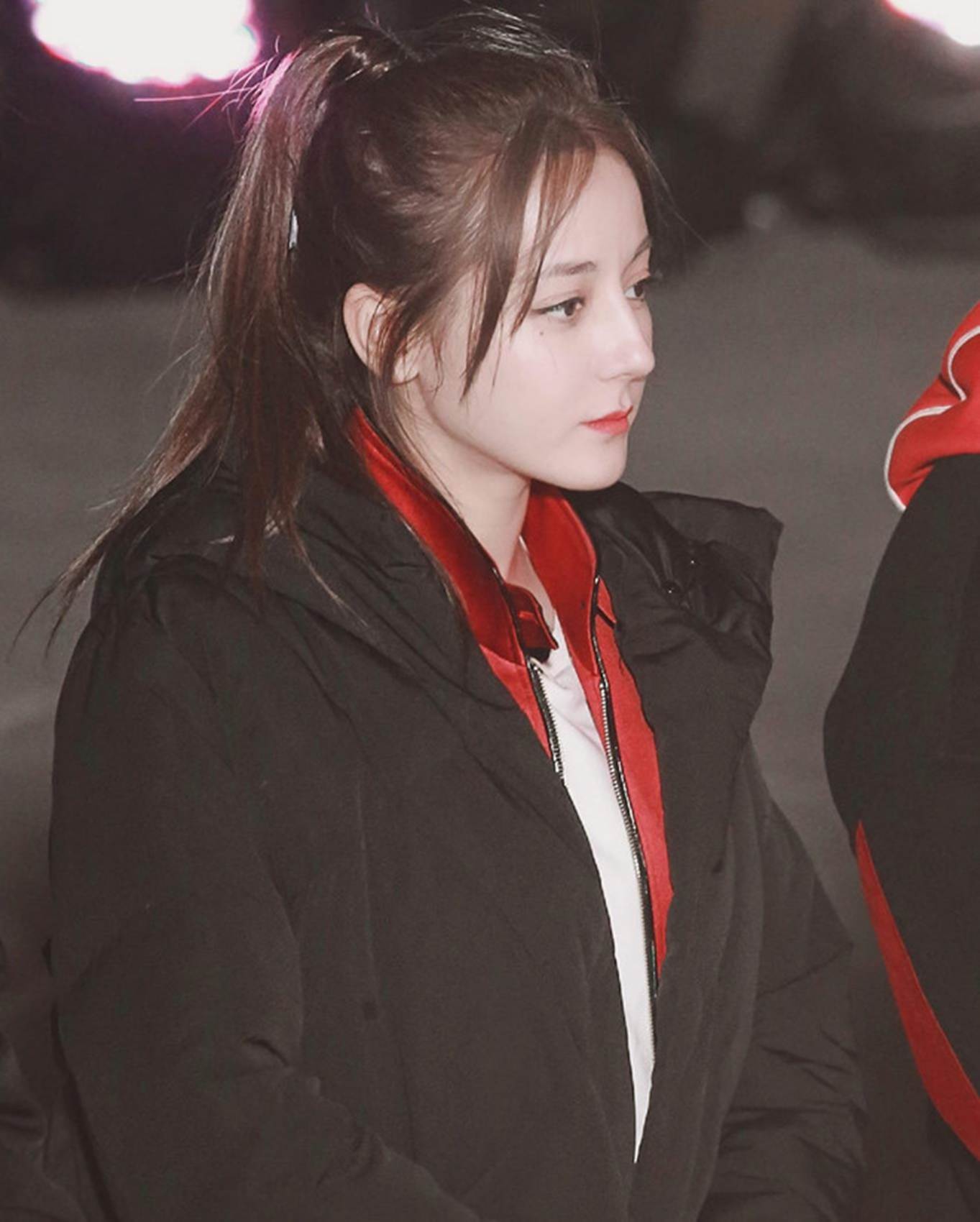 Địch Lệ Nhiệt Ba hút ống kính nhờ vẻ ngoài xinh đẹp khi quay show-5