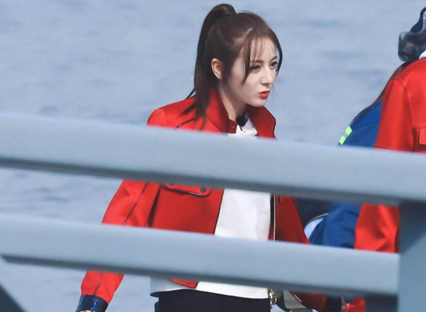 Địch Lệ Nhiệt Ba hút ống kính nhờ vẻ ngoài xinh đẹp khi quay show-7