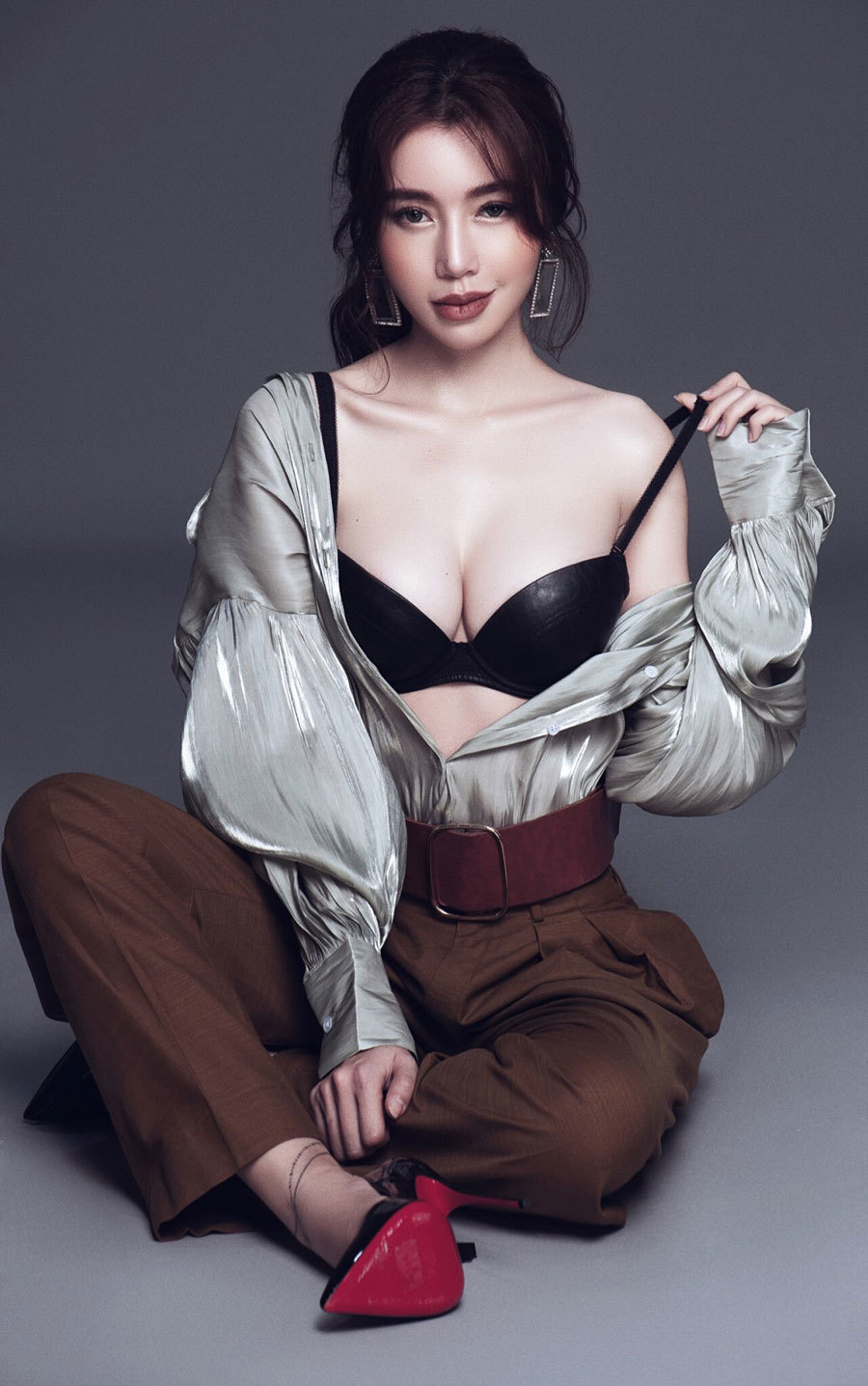 Elly Trần tung bộ ảnh nóng bỏng khoe vòng eo 56cm-1