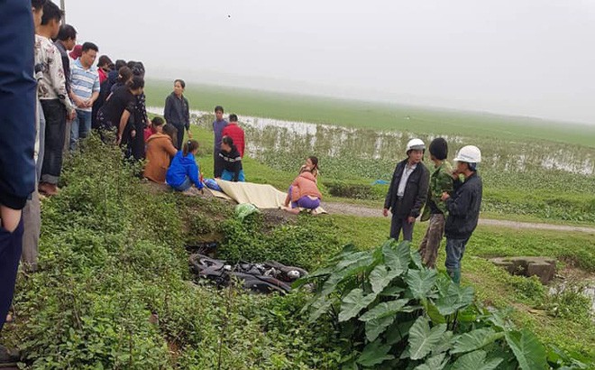 Bàng hoàng phát hiện thi thể nam thanh niên có thương tích trên mặt, nằm cạnh xe máy-1