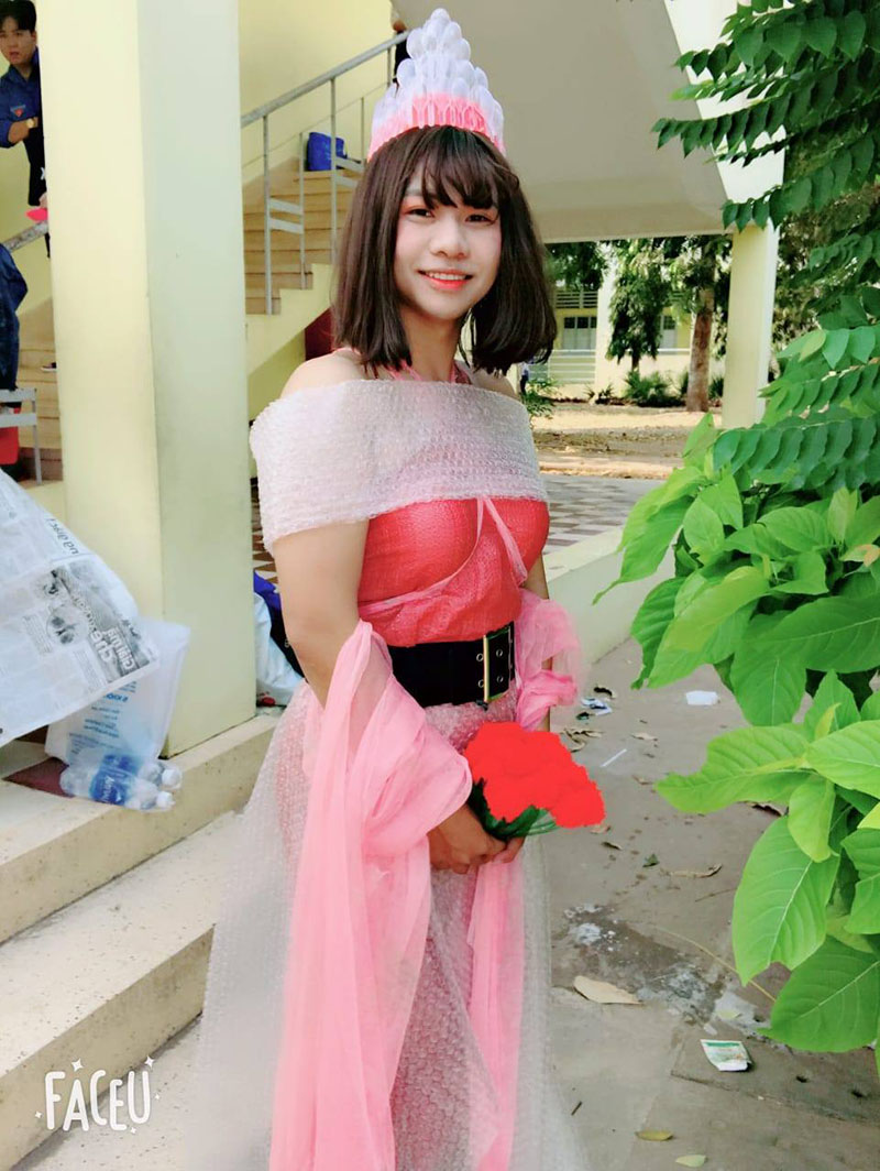 Tích cực chuẩn bị cho buổi diễn thời trang, nam sinh đi giày cao gót 15cm lên bảng giải bài tập-3