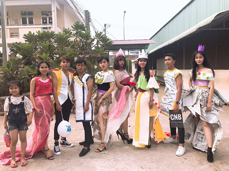 Tích cực chuẩn bị cho buổi diễn thời trang, nam sinh đi giày cao gót 15cm lên bảng giải bài tập-5