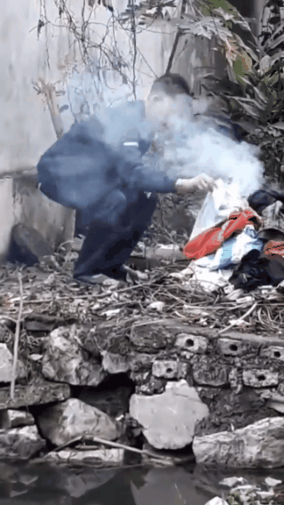 Ông bố vừa chửi rủa vừa đốt hết quần áo, sách vở ngay trước mặt con khiến dân mạng phẫn nộ-2