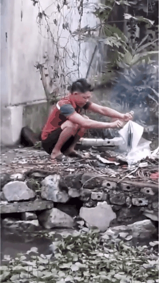 Ông bố vừa chửi rủa vừa đốt hết quần áo, sách vở ngay trước mặt con khiến dân mạng phẫn nộ-1