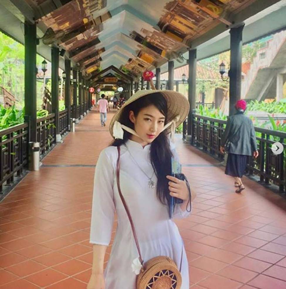 2 người mẫu tạp chí đàn ông Hàn gây xôn xao phố đi bộ Hồ Gươm, Hội An-3