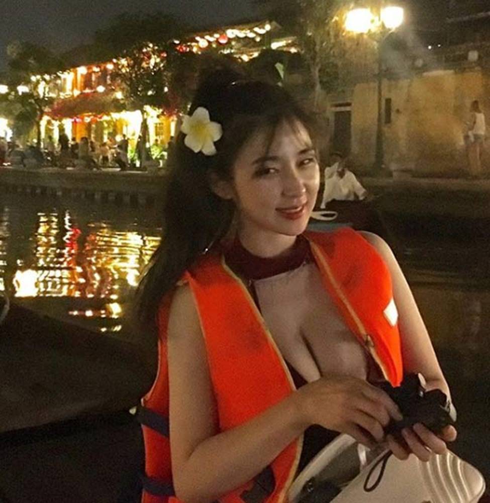 2 người mẫu tạp chí đàn ông Hàn gây xôn xao phố đi bộ Hồ Gươm, Hội An-4