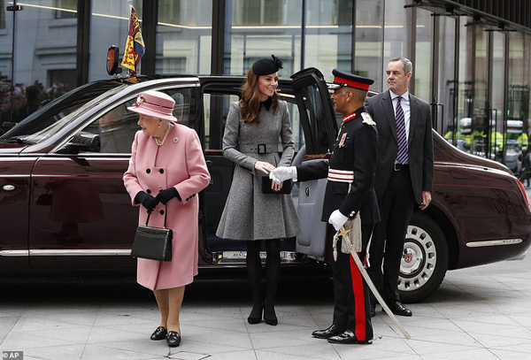 Công nương Kate một mình tháp tùng Nữ hoàng Anh đi dự sự kiện, vượt mặt em dâu Meghan trong chuyến đi tương tự ở một loạt điểm này-1