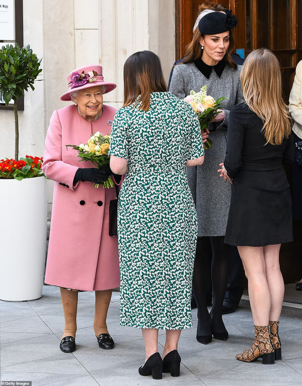 Công nương Kate một mình tháp tùng Nữ hoàng Anh đi dự sự kiện, vượt mặt em dâu Meghan trong chuyến đi tương tự ở một loạt điểm này-2