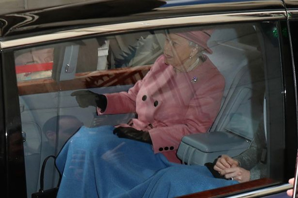 Công nương Kate một mình tháp tùng Nữ hoàng Anh đi dự sự kiện, vượt mặt em dâu Meghan trong chuyến đi tương tự ở một loạt điểm này-3