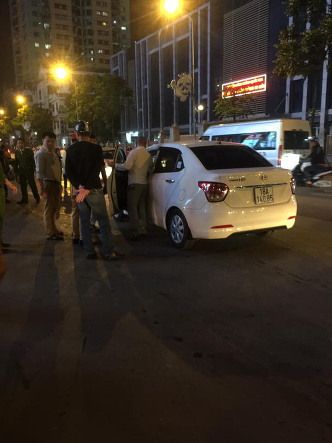 Tài xế ô tô gây tai nạn còn dùng dao đâm nạn nhân bị thương, phải vào viện cấp cứu-3