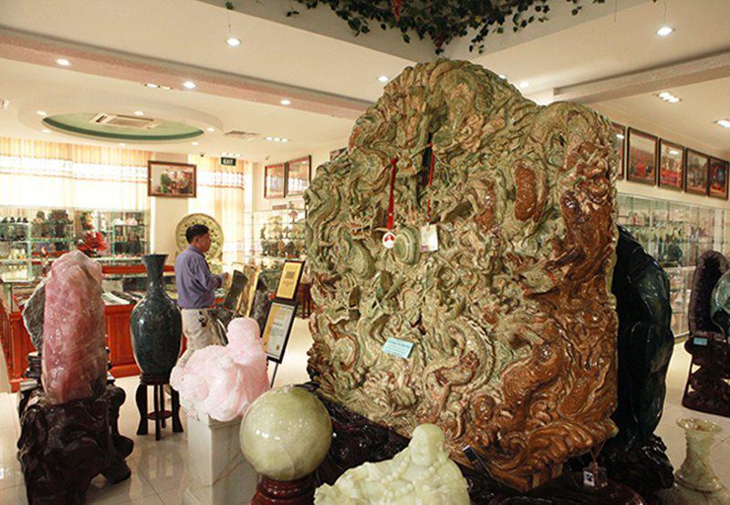 Tạc tranh rồng từ ngọc nguyên khối nặng 2 tấn, chủ nhân ra giá 10 tỷ đồng-1