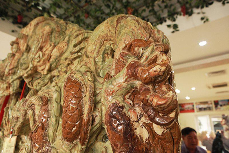 Tạc tranh rồng từ ngọc nguyên khối nặng 2 tấn, chủ nhân ra giá 10 tỷ đồng-9