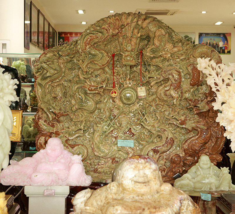 Tạc tranh rồng từ ngọc nguyên khối nặng 2 tấn, chủ nhân ra giá 10 tỷ đồng-2