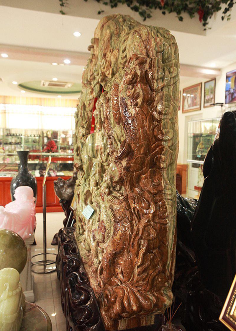 Tạc tranh rồng từ ngọc nguyên khối nặng 2 tấn, chủ nhân ra giá 10 tỷ đồng-3