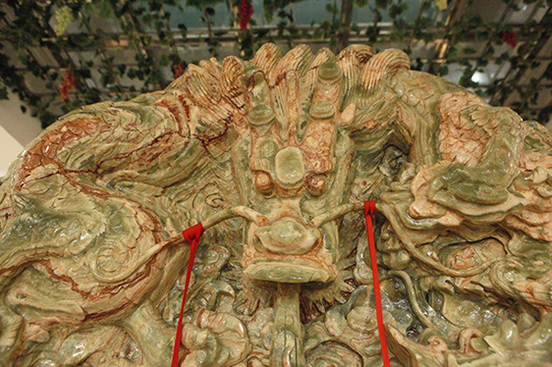 Tạc tranh rồng từ ngọc nguyên khối nặng 2 tấn, chủ nhân ra giá 10 tỷ đồng-5