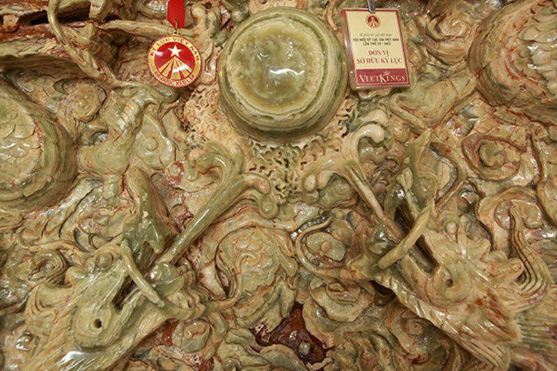 Tạc tranh rồng từ ngọc nguyên khối nặng 2 tấn, chủ nhân ra giá 10 tỷ đồng-7