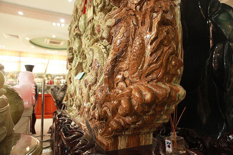 Tạc tranh rồng từ ngọc nguyên khối nặng 2 tấn, chủ nhân ra giá 10 tỷ đồng-8