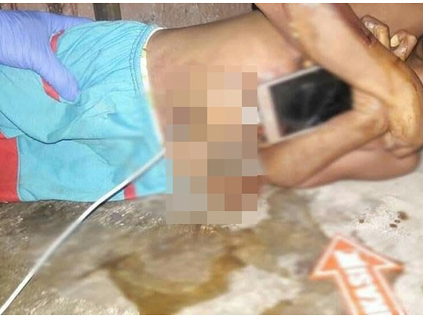 Thấy cháu trai nằm cứng đơ người tay ôm khư khư chiếc điện thoại, bà đến lay cháu dậy thì phát hoảng với cảnh tượng trước mắt-1