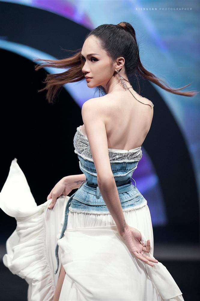 Hương Giang catwalk đầy mê hoặc và tung váy thần sầu khi làm vedette show thời trang-2
